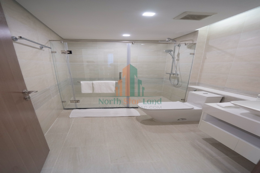 Cho thuê căn hộ cao cấp Vinhomes Metropolis, 2 phòng ngủ, view hồ và thành phố, tại quận Ba Đình. 1