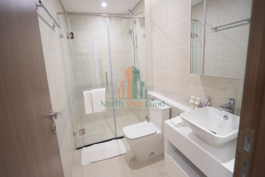 Cho thuê căn hộ cao cấp Vinhomes Metropolis, 2 phòng ngủ, view hồ và thành phố, tại quận Ba Đình. 3