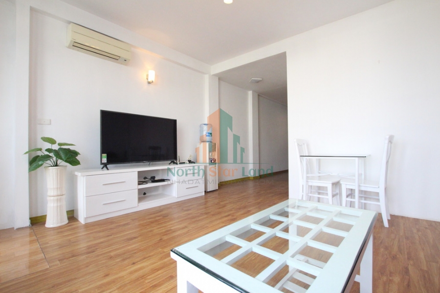 Cho thuê căn hộ dịch vụ phố Từ Hoa, view hồ Tây, có ban công 2