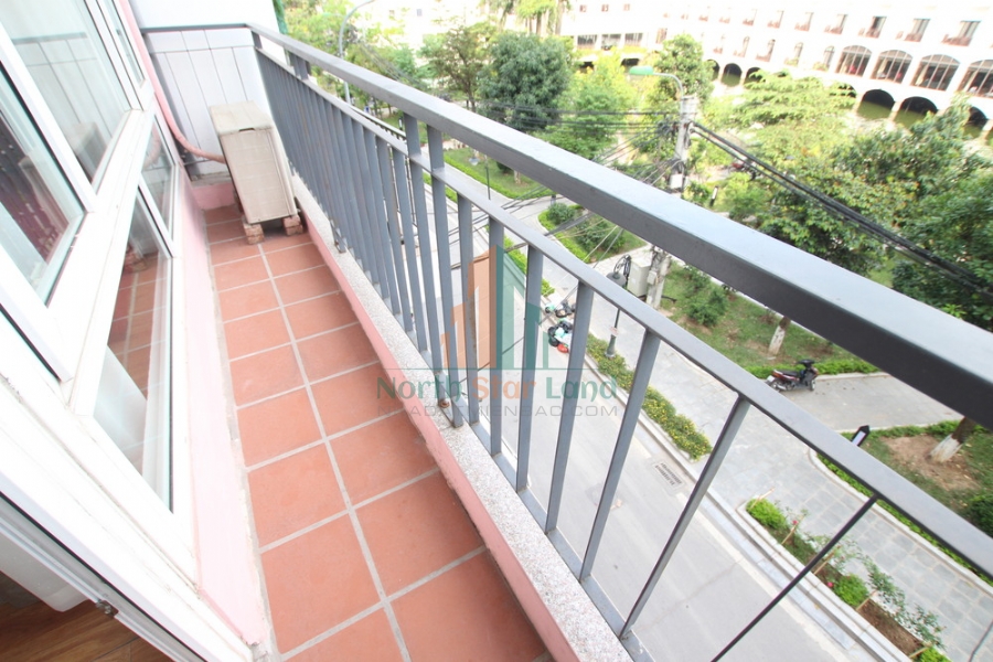 Cho thuê căn hộ dịch vụ phố Từ Hoa, view hồ Tây, có ban công 4
