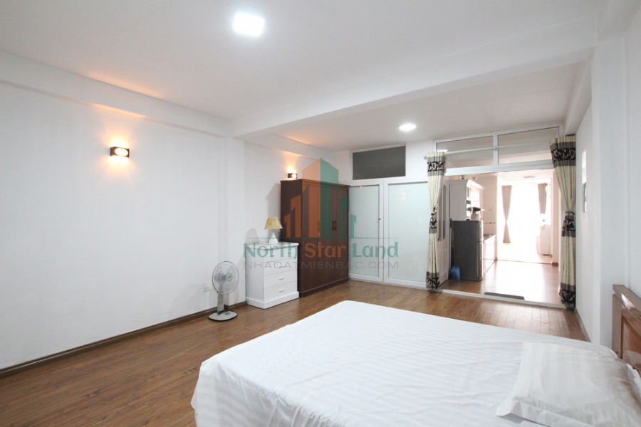 Cho thuê căn hộ dịch vụ phố Từ Hoa, view hồ Tây, có ban công 10