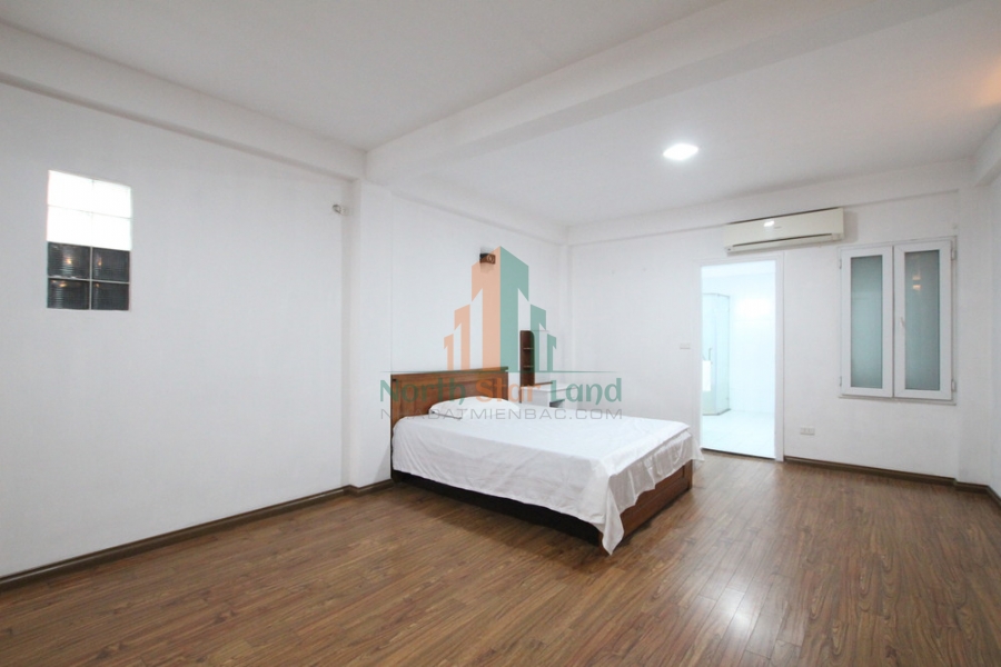 Cho thuê căn hộ dịch vụ phố Từ Hoa, view hồ Tây, có ban công 8