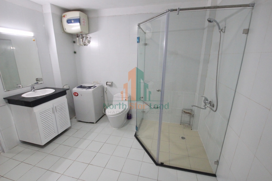 Cho thuê căn hộ dịch vụ phố Từ Hoa, view hồ Tây, có ban công 12