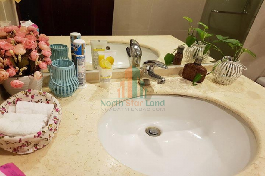 Bất ngờ với phong cách tân cổ điển sang trọng lịch lãm của căn hộ cho thuê tại Vinhomes Metropolis. 4